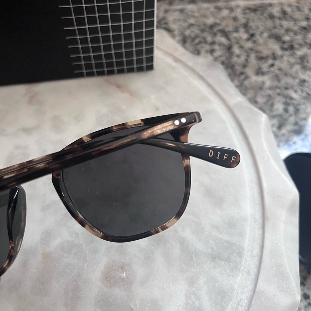Diff Tortoise Shell Sunglasses With Black Case - image 3